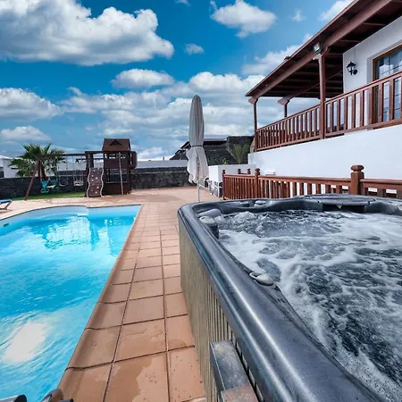 Villa Flavia - Private Pool, Jacuzzi, Bbq&game By Lanzarote