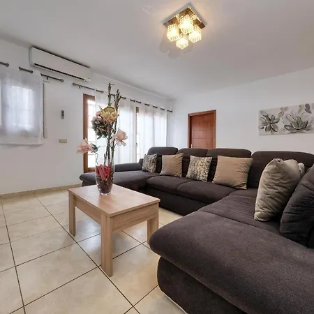 Flavia - Private Pool, Jacuzzi, Bbq&game By Lanzarote Villa *