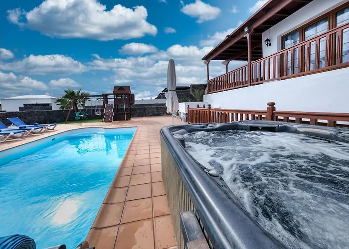 Villa Flavia - Private Pool, Jacuzzi, Bbq And Game By Lanzarote